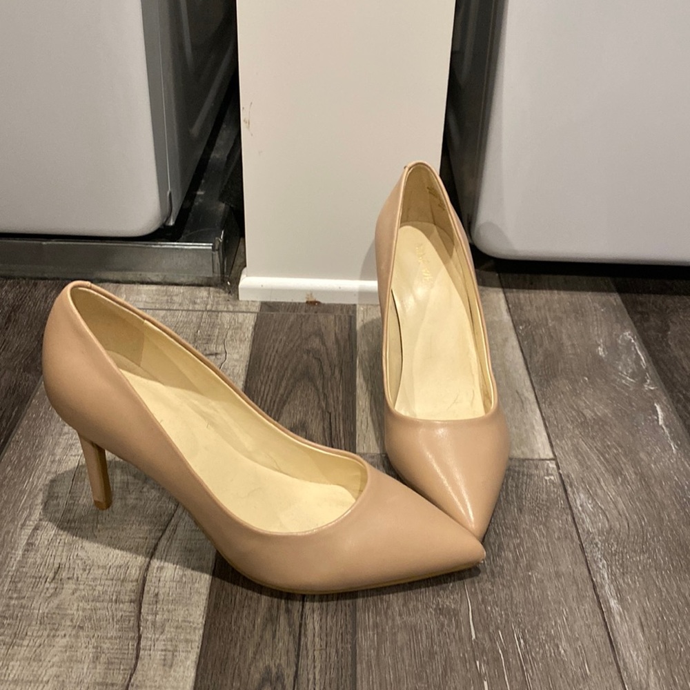 Barely worn nude pump Nine West size 7 1/2